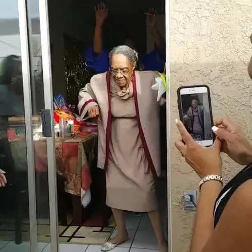 La nonna ballerina: festeggia i 100 anni scatenandosi sulle note di Bruno Mars