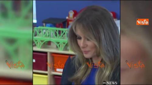 Melania Trump legge fiabe ai bimbi in ospedale