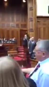 "Non ci serve l'Unione Europea": Federica Mogherini contestata al Parlamento serbo