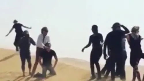 La polemica: Rod Stewart imita l'Isis e finge di "sgozzare" un amico in un video