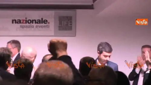 Quei pugni alzati in platea