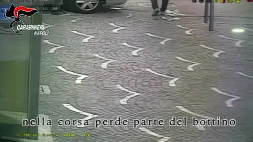 Rapinatore in fuga perde soldi: passanti prendono parte del bottino