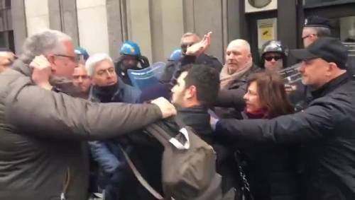 Napoli, i centri sociali contestano Salvini