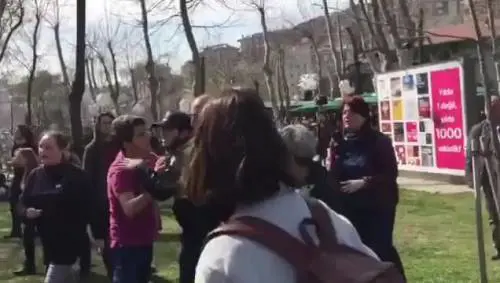 Gruppo islamista attacca donne dentro l'università