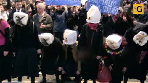 In piazza senza mutande per "difendere" i diritti delle donne