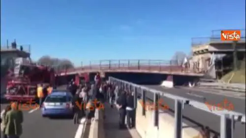 Crolla un cavalcavia sulla A14