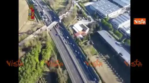 Crolla il ponte sulla A14: le riprese dall'alto con l'elicottero 