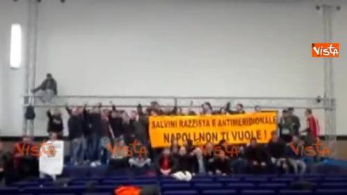 Attivisti occupano palacongressi a Napoli