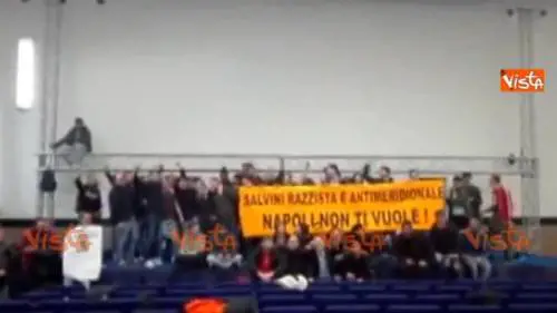Attivisti occupano palacongressi a Napoli