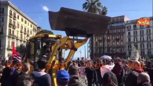 Il corteo anti-Salvini a Napoli