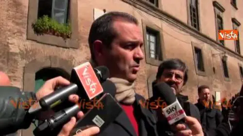 De Magistris: "Salvini fa apologia del fascismo"