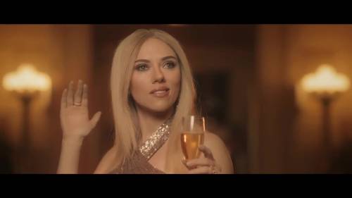 "Bella , potente, complice": Scarlett Johansson fa la parodia di Ivanka Trump