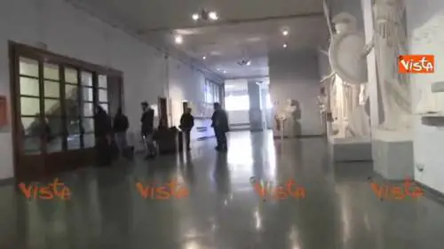 Sapienza, ministra Fedeli a domanda su scontri non risponde e se ne va inseguita dai giornalisti