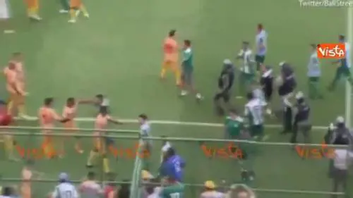 Fallo in campo scatena maxi rissa nello stadio 