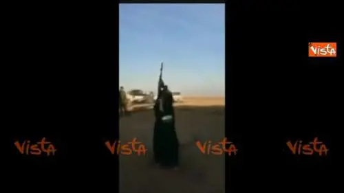 Kalashnikov imbracciati, così festeggiano le donne liberate dall'Isis