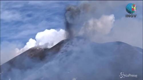 Catania, contatto tra lava e neve scatena esplosione sull' Etna