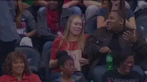 Fidanzato rifiuta la Kiss cam e lei bacia il vicino