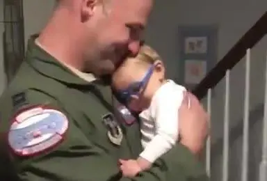 Con gli "occhiali speciali" il bimbo riesce a vedere per la prima volta il papà