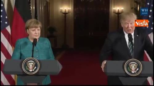 Trump stringe la mano alla Merkel