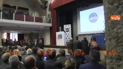 Lucci interrompe Alfano. Scoppia la protesta: "Facci lavorare"
