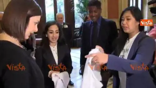 Boldrini incontra Ihlam, ragazza con passaporto marocchino che non è potuta entrare a Montecitorio