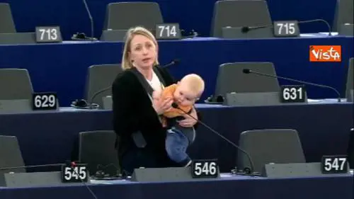 Eurodeputata con bebè in aula, lui la disturba prendendo il microfono