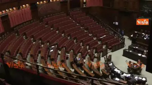 Camera, in aula ci sono più alunni della scolaresca in visita che deputati