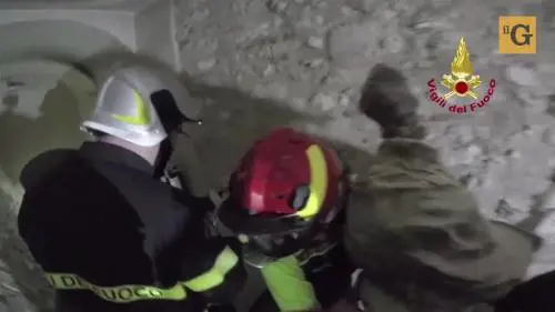 I Vigili del Fuoco estraggono la statua di San Benedetto dalle macerie