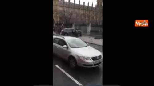 Il Suv ancora fumante dopo l'attacco a Londra