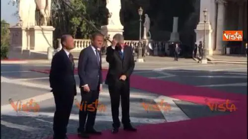 Tusk aggiusta il tappeto rosso con il piede