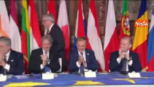 Juncker firma la Dichiarazione di Roma con la penna usata nel '57