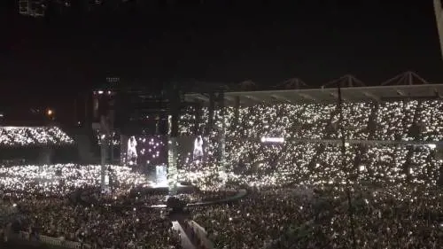 Adele omaggia durante il suo concerto le vittime di Londra