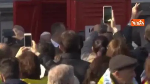 Fuoriprogramma del Papa: usa il bagno chimico