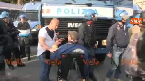 Corteo Eurostop, anziano in carrozzina blocca l'avanzata della polizia