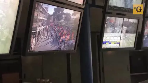 Dentro la sala operativa della Questura di Roma