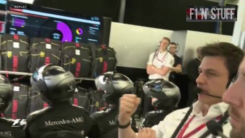 Hamilton è dietro Vettel: la rabbia ai box della Mercedes