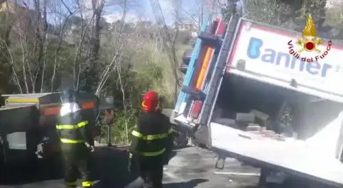 Tir travolge cantiere sulla A10: tragedia in autostrada