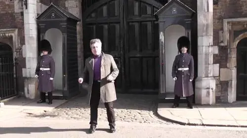Il ballo improvvisato del turista e la reazione della guardia