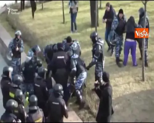 Proteste in Russia, la polizia porta via con la forza un manifestante 