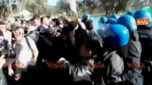 No Tap, carica della polizia