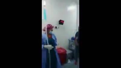 Il paziente è sotto anestesia, le infermiere ballano