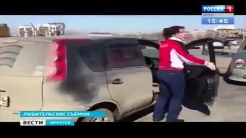L'automobilista sfida la donna più forte del mondo