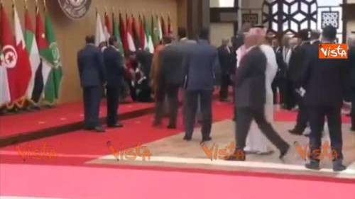 Il presidente libanese Aoun cade prima della foto coi presidenti arabi