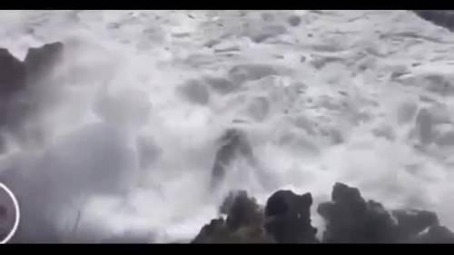 L'onda che ha travolto la spiaggia di Tenerife