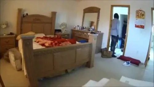 Due uomini entrano in casa di una donna e la derubano