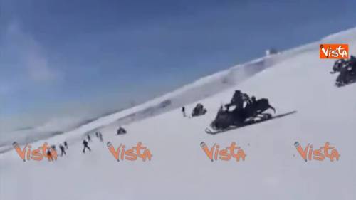 La superscorta di Medvedev sugli sci: 10 motoslitte