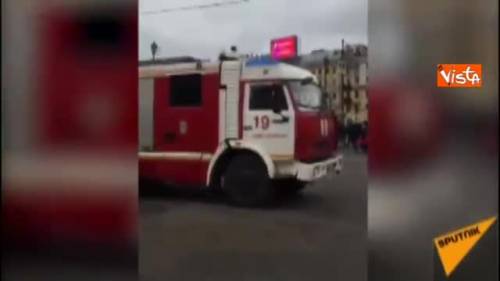  San Pietroburgo, i passeggeri evacuati dalla metro dopo l'esplosione