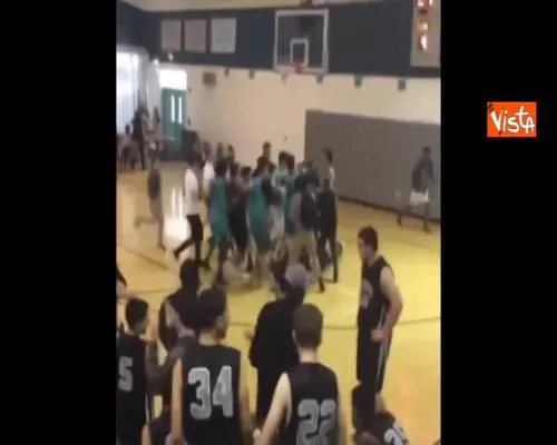 La forza di Jamarion: senza braccia segna due canestri da 3 punti