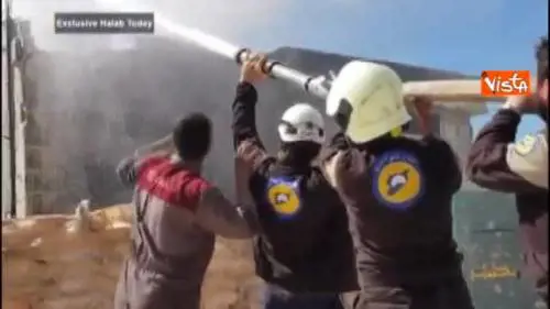 Attacco in Siria, la corsa verso l'ospedale dei feriti e le case in fiamme