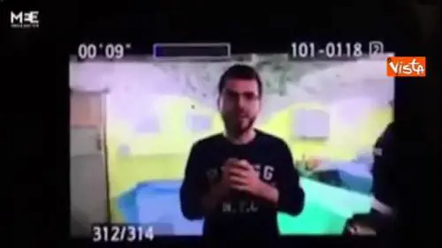 Attacco chimico in Siria, giornalista parla alla telecamera nel momento del raid